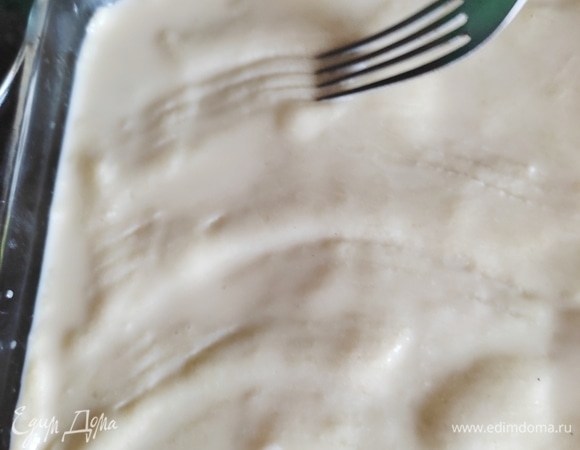 Желток смешать с молоком с помощью вилки и щедро смазать поверхность теста. Вилкой нанести традиционный узор для флодни — волнообразный рисунок. Выпекать при температуре 200°C минут 15, затем снизить до 180°C и готовить еще минут 45, до золотистой корочки. Смотрите по своей духовке, они у всех разные!