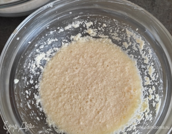 К масляной смеси добавляем по одному яйца и взбиваем.