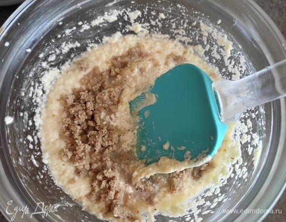 Когда смесь станет однородной, добавляем ореховую крошку (орехи предварительно измельчить в кофемолке или измельчителе) и тщательно перемешиваем лопаткой.