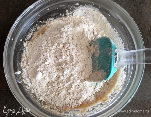 Добавляем муку, просеянную с разрыхлителем. Снова тщательно перемешиваем.