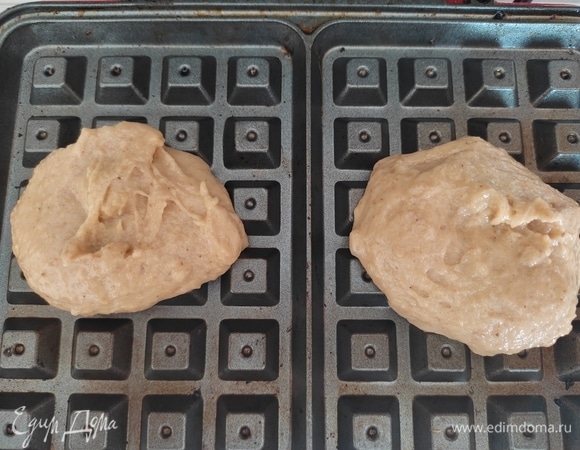 Вафельницу нагреваем до нужной температуры. Выкладываем по 2 ст. ложки и выпекаем до готовности. Расход теста, время и температуру смотрите в инструкции к своей вафельнице.