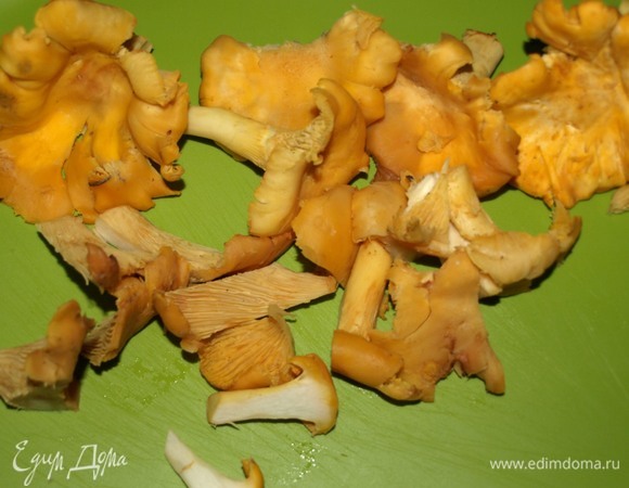 Лисички очистить от мусора, если имеется. Промыть и дать стечь воде. Воду довести до кипения, добавить подготовленные лисички и варить в течение 15 минут. Откинуть лисички в дуршлаг, дать стечь лишней жидкости. Вода, в которой варились лисички, нам не понадобится.