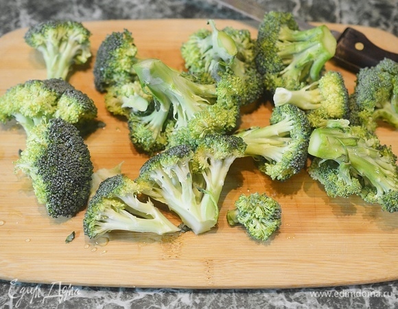 Брокколи промойте, удалите кочерыжку и разделите на соцветия.