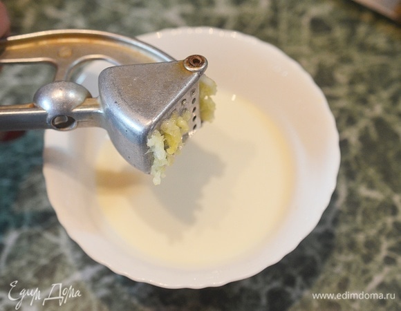 Сливки посолите, добавьте измельченный чеснок.