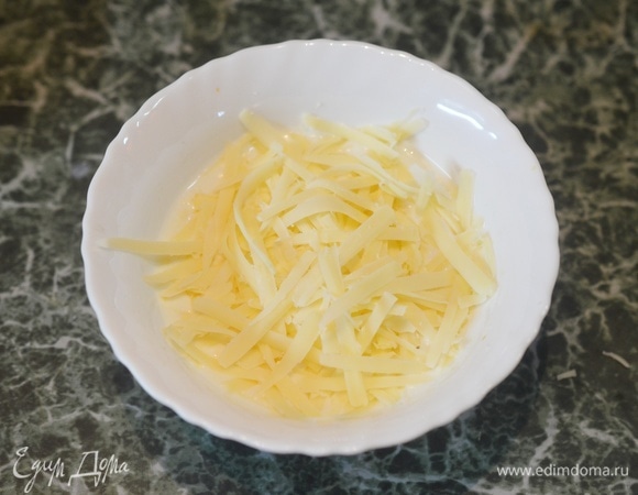 Добавьте натертый сыр. Перемешайте.