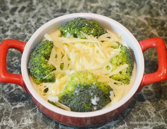 Залейте капусту получившимся соусом. Запекайте в разогретой до 180°C духовке около 30 минут.