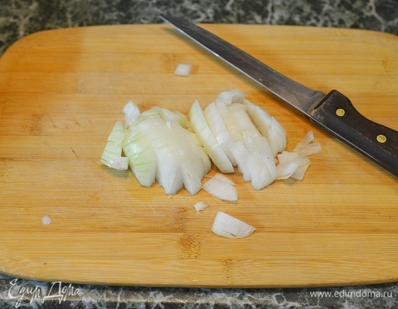 Лук почистите, нарежьте кубиком.