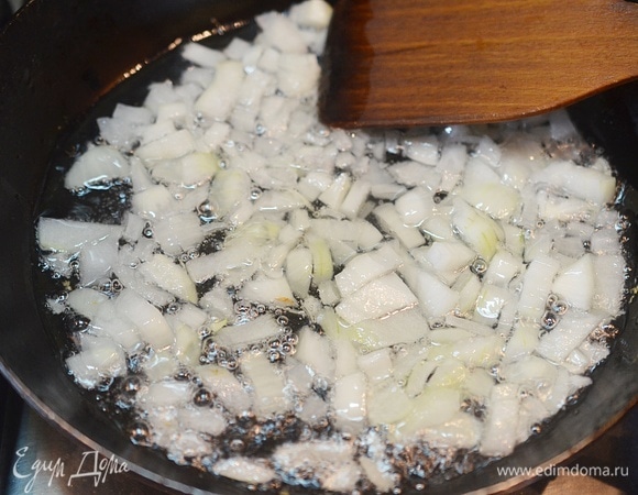 В сковороде разогрейте масло, добавьте лук и немного обжарьте, около 5–7 минут.