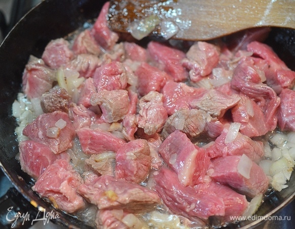 Добавьте мясо, перемешайте.