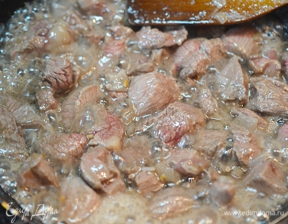 Обжарьте все вместе на достаточно большом огне. Сначала выделится жидкость, затем она должна испариться, а мясо обжариться.