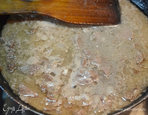 Добавьте воду или бульон, накройте крышкой и тушите около 1 часа.