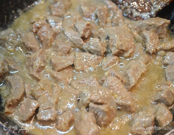 Постепенно жидкость выпарится. Теперь можно посолить мясо.