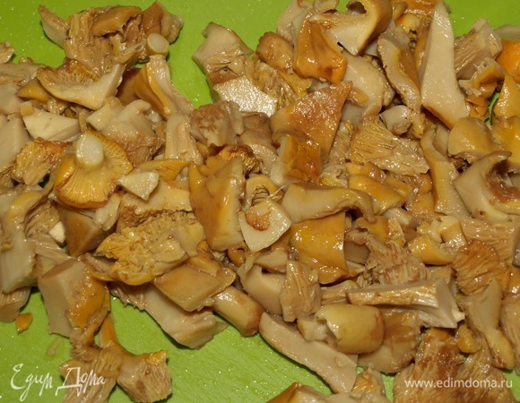 Отваренные лисички нарезать.