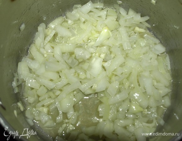 Лук, чеснок очистить, нашинковать. Обжарить в кастрюле с толстым дном в смеси растительного и сливочного масел до мягкости лука.