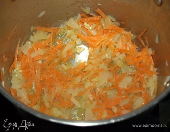 Морковь очистить и натереть на крупной терке. Добавить к луку и томить 5 минут.