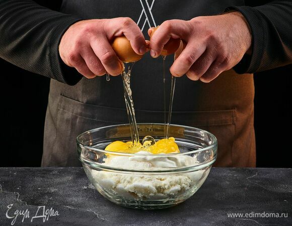 Добавьте яйца, перемешайте в однородную смесь.