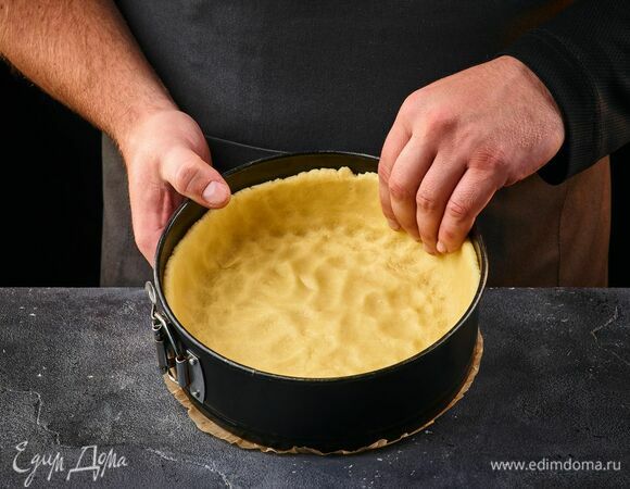 Заполните тестом форму, сделайте бортики высотой 5 см.