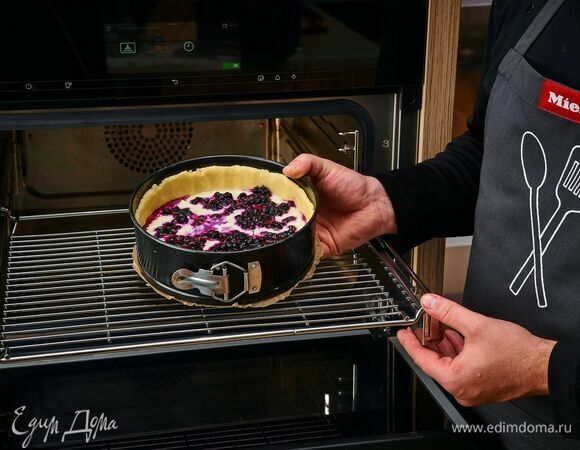 Выпекайте пирог в комби-пароварке Miele на режиме «Интенсивное выпекание» для пирогов с жидкой начинкой около 35 минут при 180°С.<br />
В обычной духовке выпекайте пирог при 180°С около 40 минут.