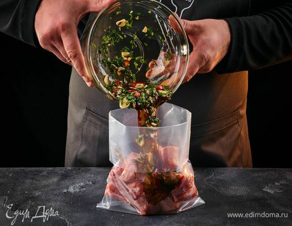 Влейте маринад.