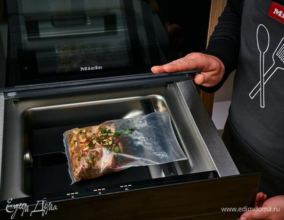 Завакуумируйте при помощи вакууматора Miele. Оставьте мариноваться на 30 минут.<br />
Если нет вакууматора, поставьте свиные ребра в маринаде в холодильник на 3 часа.