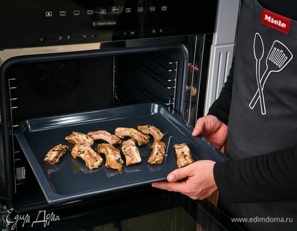 Выложите мясо на противень. Запекайте в духовом шкафу Miele, разогретом до 180°С, 15 минут в режиме «Конвекция+».