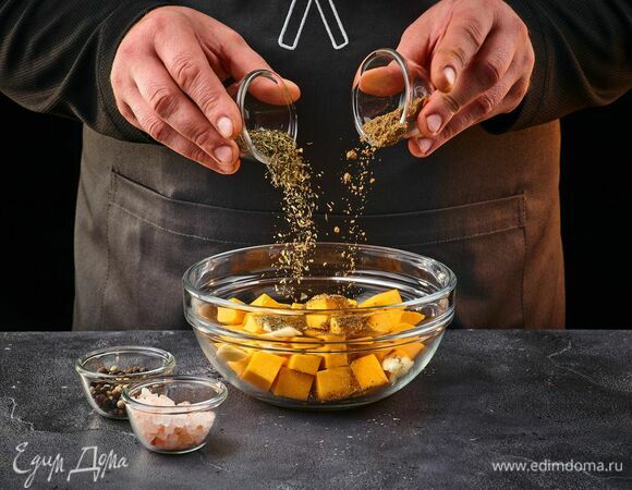 Добавьте сушеный базилик и мускатный орех. 