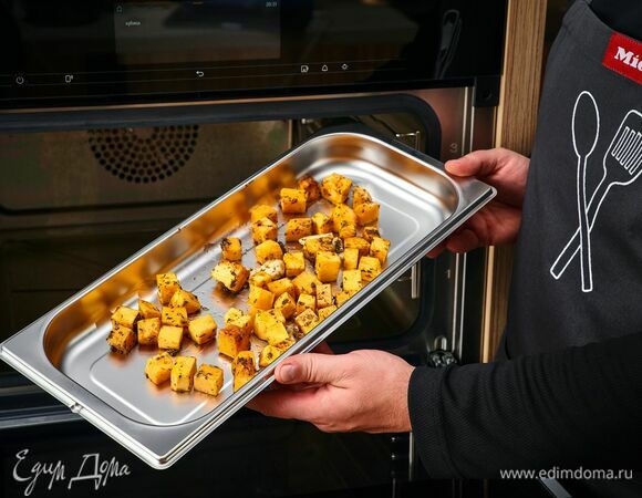 На комби-пароварке Miele выберите программу «Овощи» — «Тыква». Поставьте готовиться тыкву.<br />
В обычной духовке запекайте тыкву при 180°С около 30 минут.