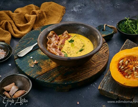 Разлейте суп по тарелкам, выложите сверху бекон, украсьте зеленью.