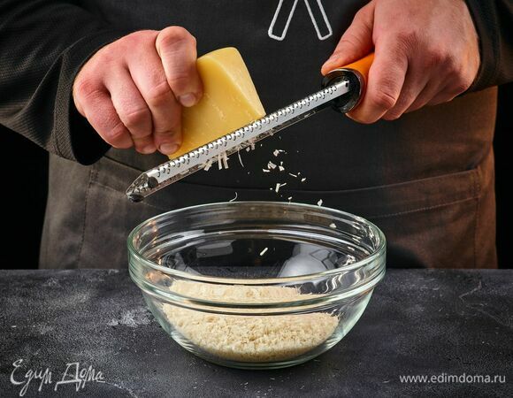 Соедините панировочные сухари и натертый пармезан.