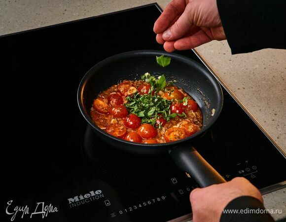 Добавьте рубленый базилик.