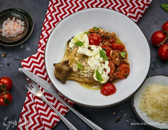 Выложите на тарелку часть соуса и баклажан. Сверху — страчателлу и немного тертого пармезана. Рядом выложите соус. Подавайте!