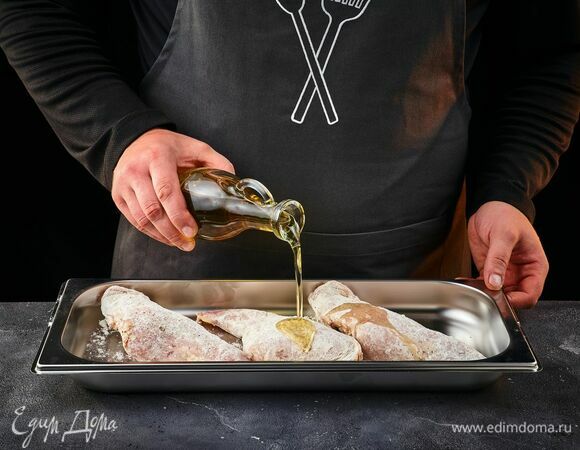 Переложите ножки в контейнер, полейте оливковым маслом.