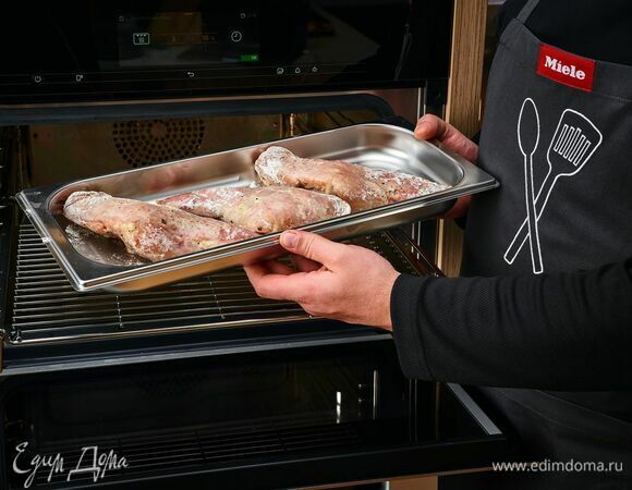 Поставьте запекаться. Выберите в комби-пароварке Miele «Комбинированный режим + гриль», 3-ю ступень мощности гриля, влажность 10%, 15 минут.<br />
Если нет комби-пароварки, слегка обжарьте ножки кролика на сковороде-гриль до золотистого цвета.
