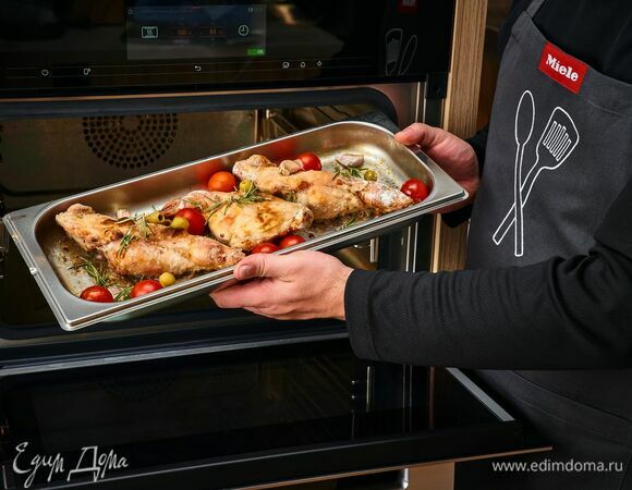 Помидоры черри промойте и проткните зубочисткой, чтобы не лопнула кожица. Чеснок слегка раздавите, не снимая с него шелухи. Влейте вино, добавьте чеснок, помидоры черри, оливки и розмарин. Установите на комби-пароварке «Комби-режим», «верхний/нижний жар» — 100°C, влажность 85%, 1,5 часа.<br />
Для приготовления в обычной духовке кролика поместите в рукав, переложите туда же овощи и вино. Запекайте при 180°С в течение 1,5 часа.