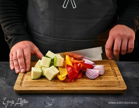 Цукини, красный лук и болгарские перцы нарежьте крупными кусками. Чеснок не очищайте.
