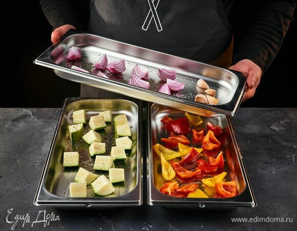 Разложите в 3 разных контейнера цукини, болгарские перцы и лук с чесноком. Все овощи посолите, поперчите, добавьте масло.
