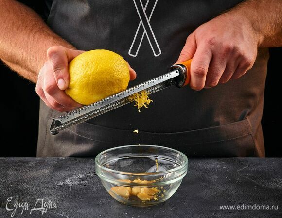 Для заправки запеченный чеснок выдавите из кожуры в отдельную миску, раздавите его вилкой в пасту, добавьте цедру лимона.