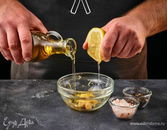 Влейте лимонный сок и оливковое масло. Посолите и поперчите. Все хорошо перемешайте.