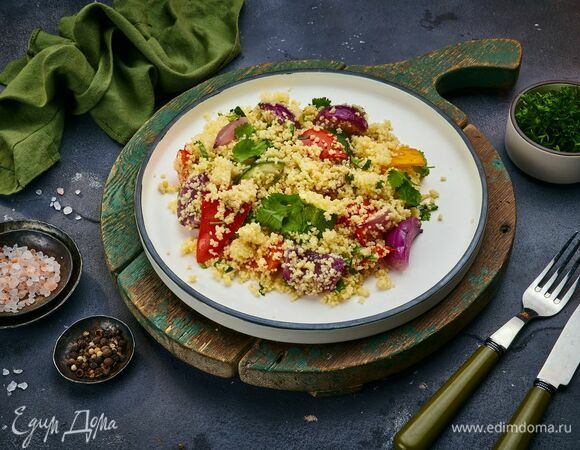 В салатнике перемешайте кускус с заправкой, добавьте овощи и рубленую кинзу. Подавайте к столу.