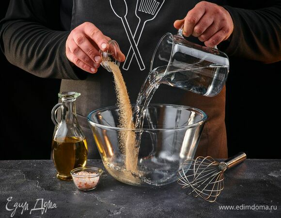 В холодной воде распустите дрожжи, соль и оливковое масло.