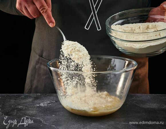 Постепенно введите муку, ее может понадобиться больше или меньше. Замесите тесто, оно должно быть мягким и эластичным.