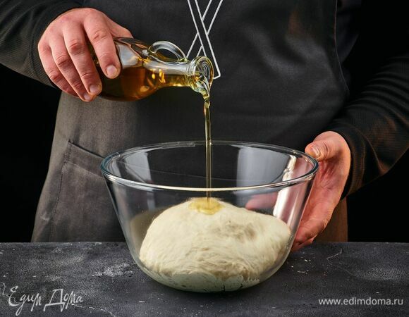 Сформируйте из теста шар, положите в емкость, сверху смажьте маслом. Накройте пищевой пленкой или полотенцем и поставьте в теплое место на 15–20 минут.<br />
Обомните тесто и снова поставьте в теплое место на 15–20 минут. Таким образом, тесто нужно обмять всего 5 раз. Уберите в холодильник на 2 часа.