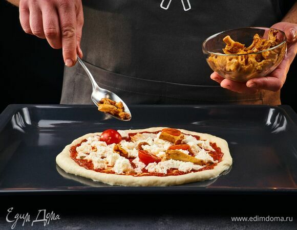 Выложите разрезанные пополам помидоры черри и обжаренные лисички.