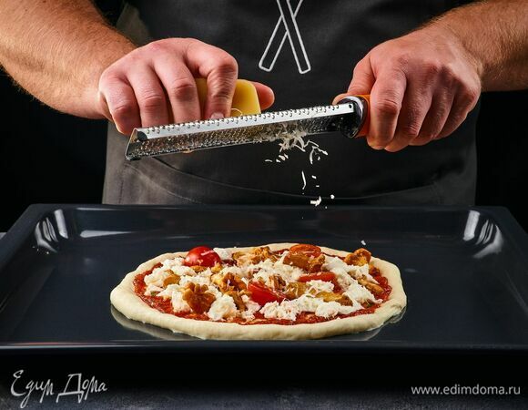 Посыпьте заготовку тертым сыром.