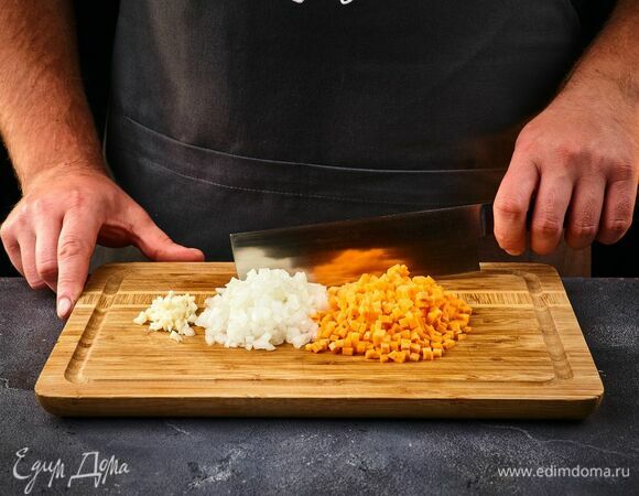 Нарежьте мелкими кубиками морковь и лук. Чеснок порубите.