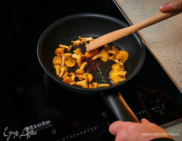 В той же сковороде обжарьте лисички до полного испарения жидкости.