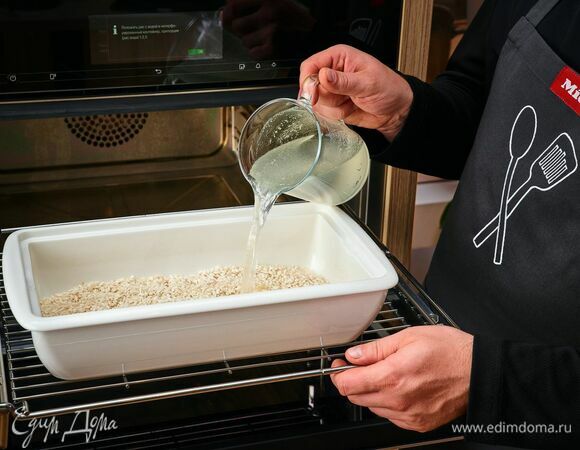 Выберите в комби-пароварке Miele автоматическую программу «Ризотто» и следуйте указаниям. Выложите стакан риса в глубокий контейнер. Добавьте в контейнер два стакана бульона и вино.