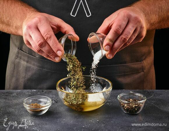 Соедините оливковое масло, сахар, соль, прованские травы, кориандр, смесь перцев. Перемешайте.