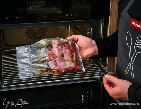 В комби-пароварке Miele установите режим «Су-вид», поместите завакуумированное мясо и готовьте около 90 минут при 70°C (зависит от размера куска мяса).