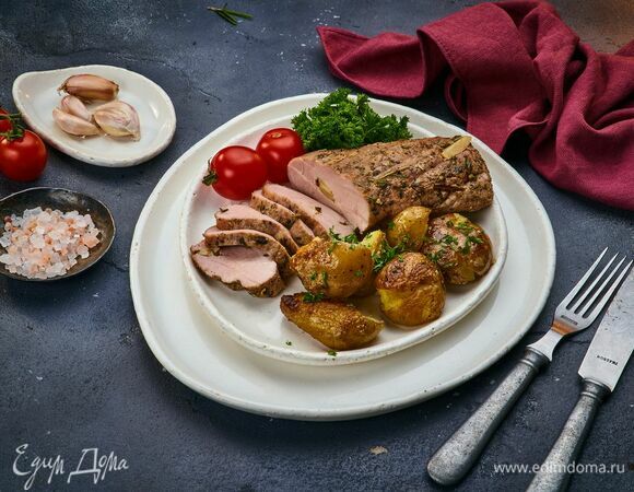 Подавайте свиной карбонад с запеченным картофелем.